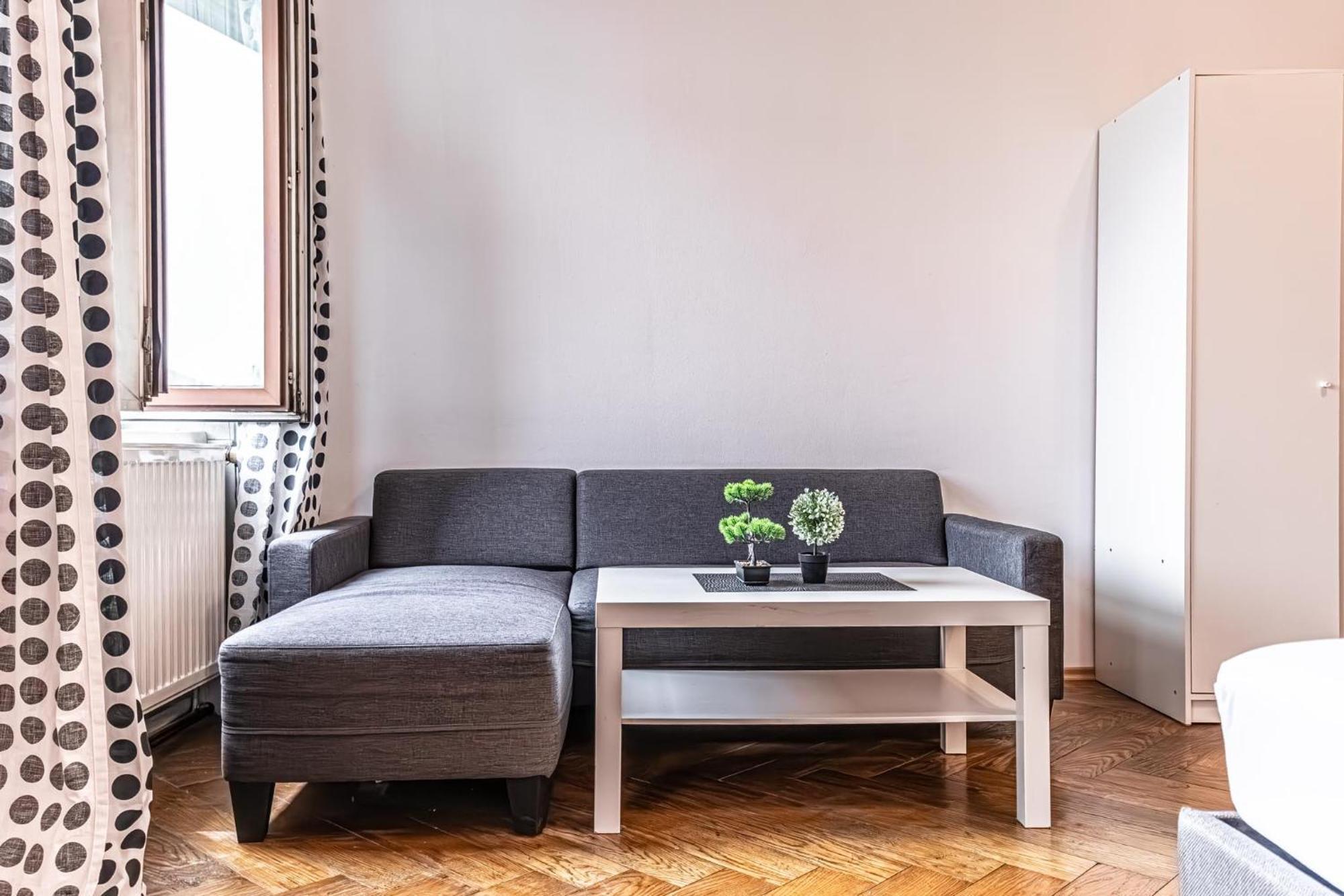 Lovely 1Br Apt. Near Akh Hospital Wina Bagian luar foto