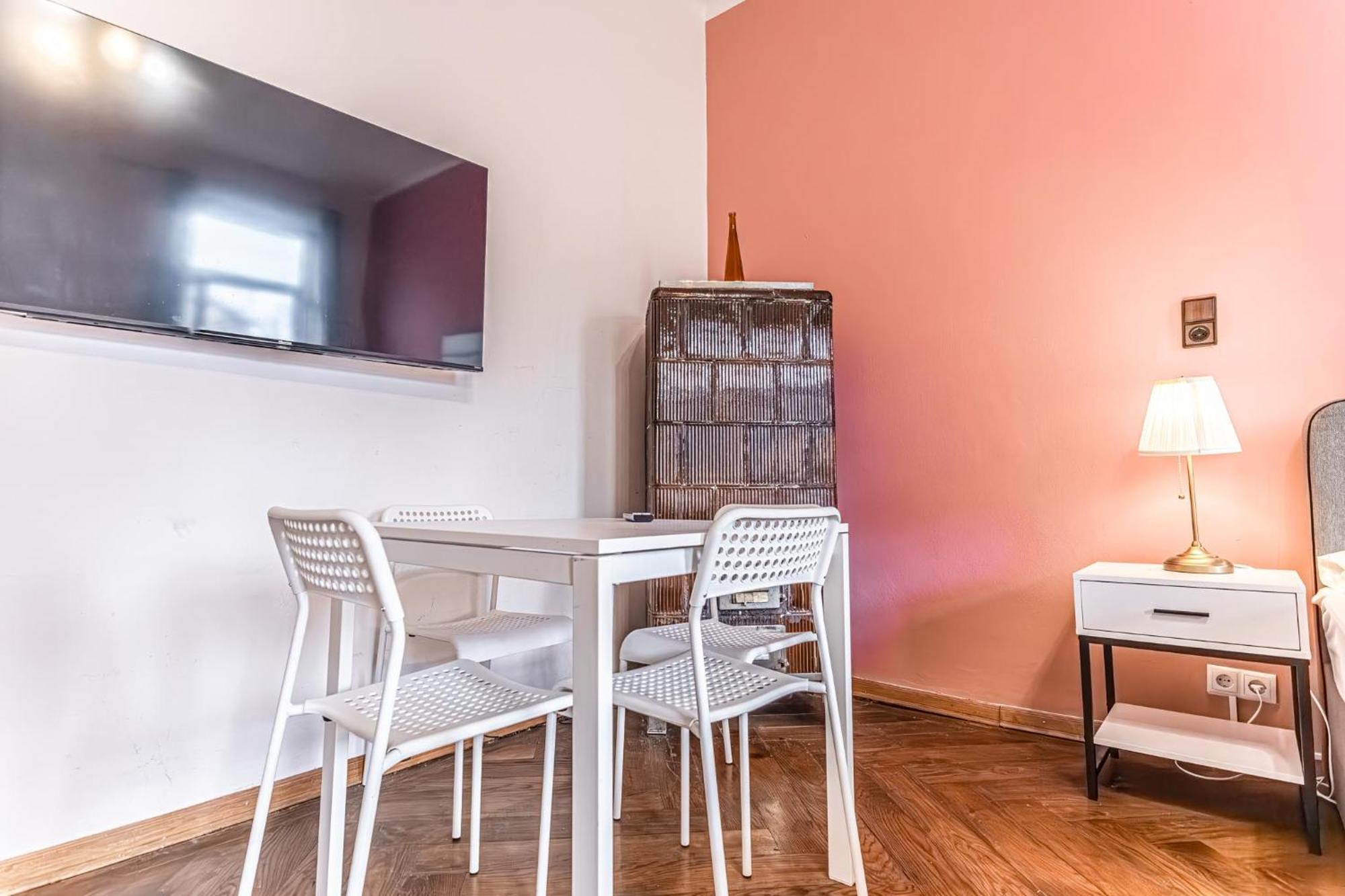 Lovely 1Br Apt. Near Akh Hospital Wina Bagian luar foto