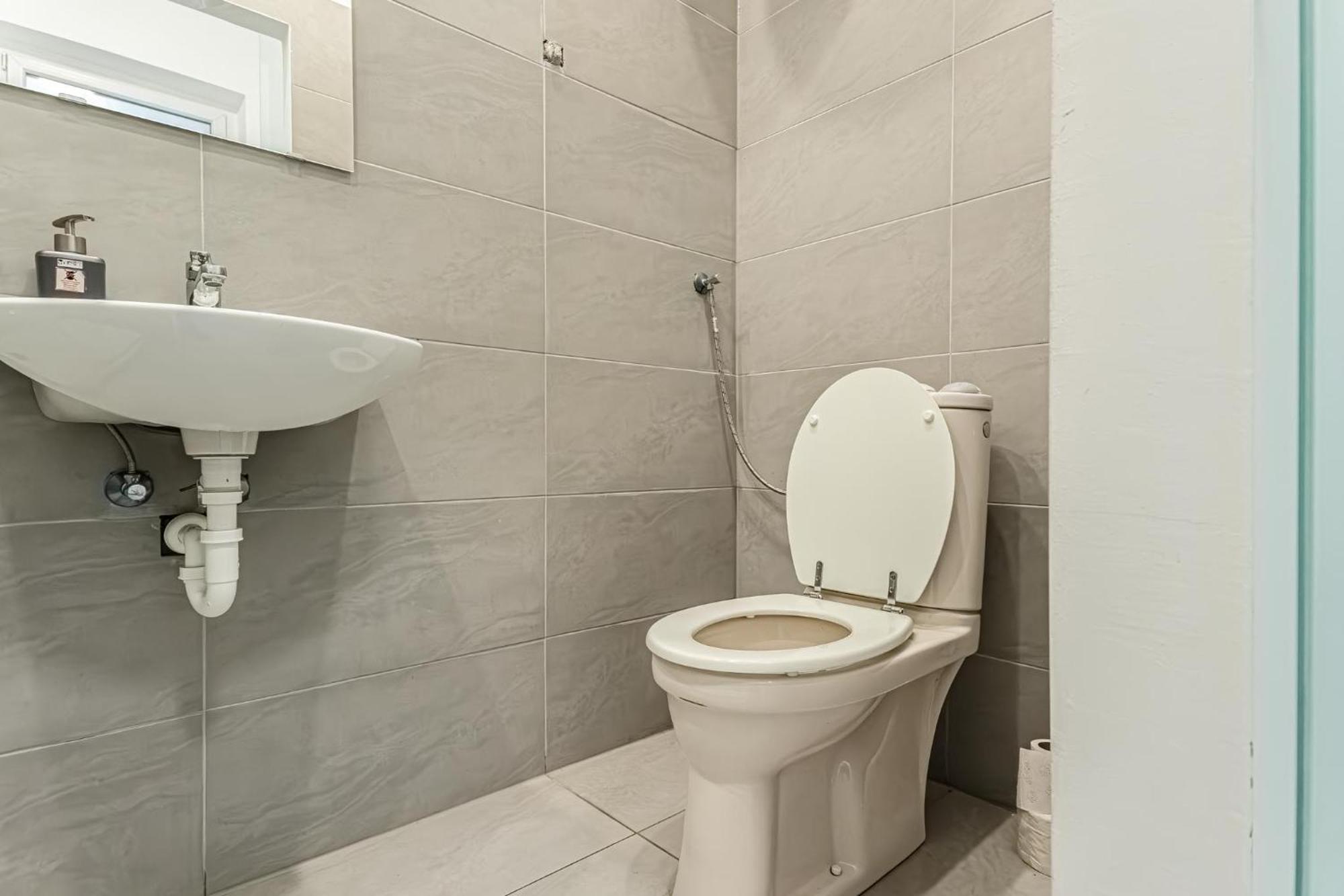 Lovely 1Br Apt. Near Akh Hospital Wina Bagian luar foto