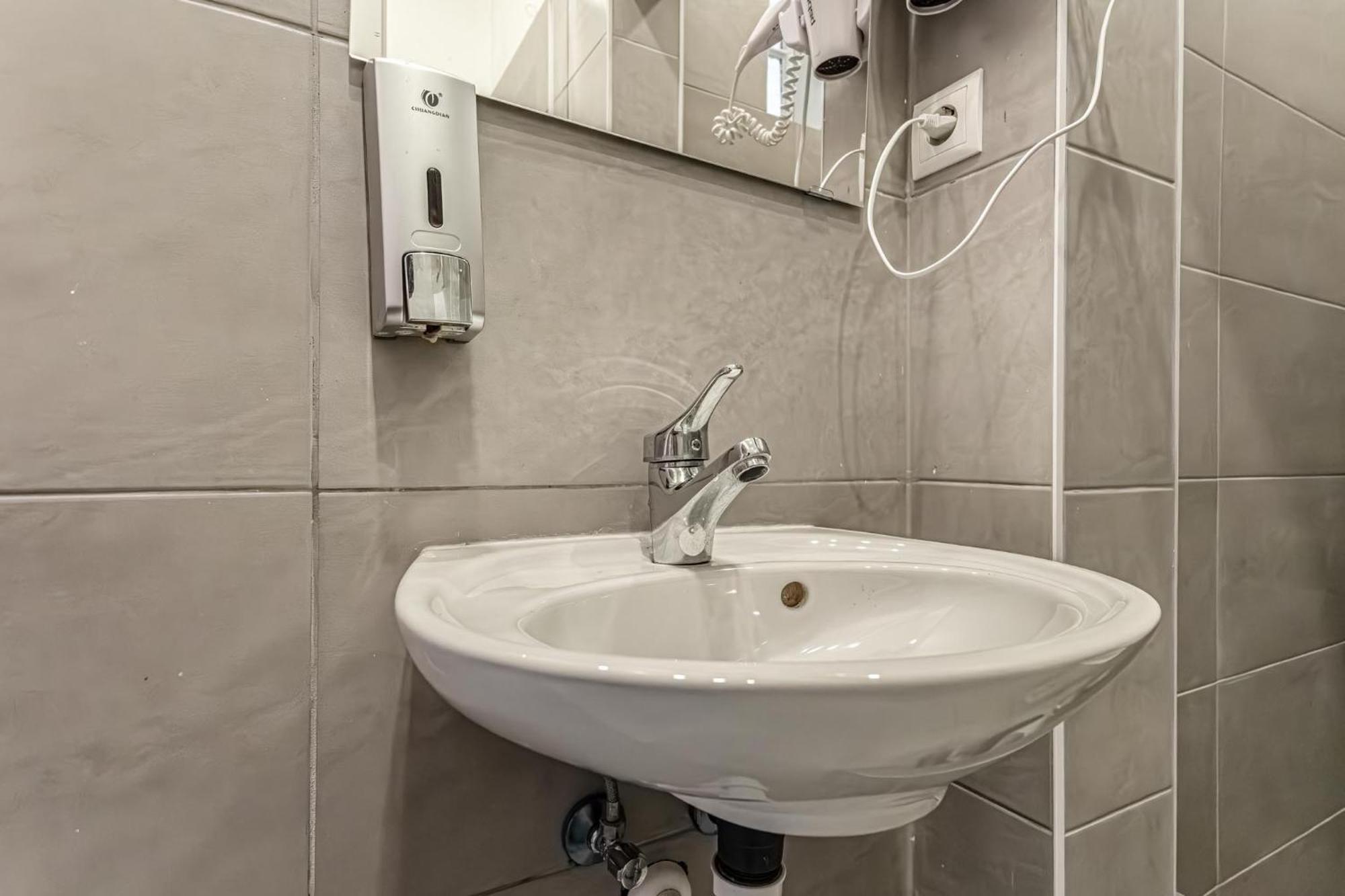 Lovely 1Br Apt. Near Akh Hospital Wina Bagian luar foto